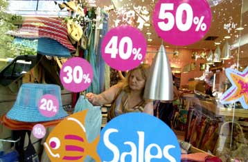 Στις επικείμενες εκπτώσεις στηρίζει η αγορά τις ελπίδες της για ανάκαμψη