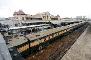 Τουλάχιστον 120 νεκροί από τριπλή σύγκρουση τρένων στο Πακιστάν