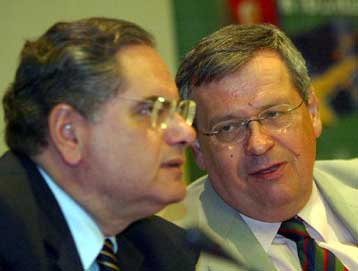 Αναβρασμό προκαλεί σε ΝΔ και ΠΑΣΟΚ η διεύρυνση του ωραρίου των καταστημάτων