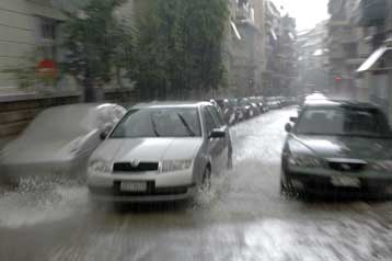 Προβλήματα σε Αθήνα και Θεσσαλονίκη εξαιτίας της ξαφνικής καταιγίδας