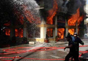 Μεγάλη πυρκαγιά τα ξημερώματα της Παρασκευής στο δισκοπωλείο Metropolis