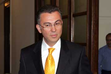 Αποδοκιμάζει η κυβέρνηση το έγγραφο της Αρχιεπισκοπής περί «απο-ορθοδοξοποίησης»