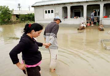 Τουλάχιστον 10 νεκροί και χιλιάδες άστεγοι από τις πλημμύρες στη Ρουμανία