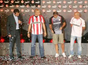 Με μαύρο χρώμα στις φανέλες τιμά ο Ολυμπιακός τα θύματα της Θύρας 7