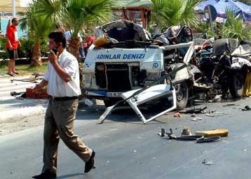 Βομβιστική επίθεση με πέντε νεκρούς σε τουριστικό λεωφορείο στο Κουσάντασι