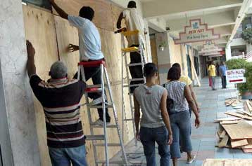 Εκκενώνονται οι παράκτιες περιοχές της Τζαμάικα υπό το φόβο της «Έμιλι»