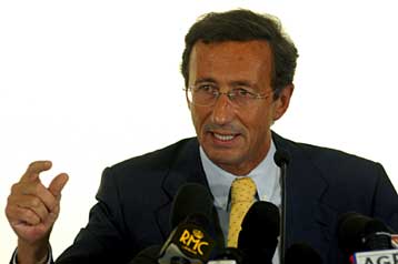 Ριζική «εκκαθάριση» στα ηγετικά στελέχη της Εθνικής Συμμαχίας από τον Τζ.Φίνι