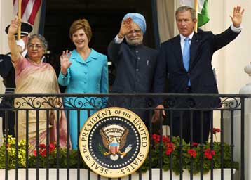 Συνεργασία ΗΠΑ – Ινδίας σε πολιτικό και οικονομικό επίπεδο προανήγγειλε ο Μπους