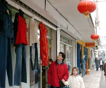 Φοροδιαφεύγουν οι επτά στις δέκα επιχειρήσεις διακίνησης κινέζικων προϊόντων