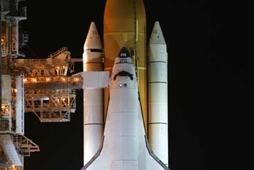 Ακόμα να εντοπιστεί η βλάβη που κρατά καθηλωμένο το Discovery