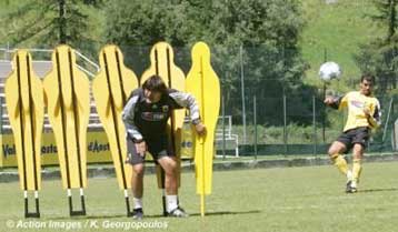 Πρώτο τεστ της ΑΕΚ κόντρα στην Παρί Σεν Ζερμέν-Ελαφρύ διάστρεμμα ο Χιώτης