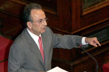 Σφοδρή αντιπαράθεση στη Βουλή κατά τη συζήτηση για το ωράριο των καταστημάτων