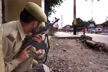 Πέντε Ινδοί στρατιώτες νεκροί και δέκα τραυματίες σε επίθεση αυτοκτονίας στο Κασμίρ