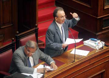 Υπερψηφίστηκε το επίμαχο άρθρο για το ωράριο των καταστημάτων