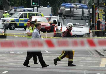 Σκηνικό τρόμου ξανά στο Λονδίνο με εκρήξεις στο μετρό και σε λεωφορείο