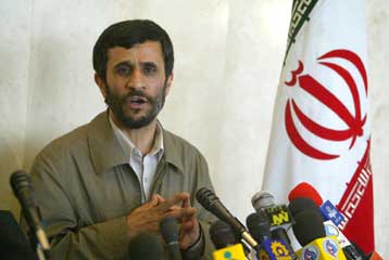 Στη σκληρή γραμμή επιμένει ο Αχμαντινετζάντ σχετικά με τα πυρηνικά του Ιράν