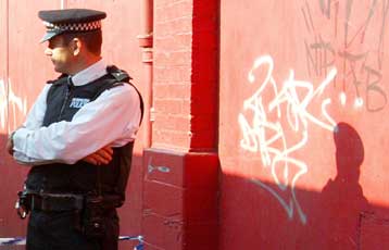 Σε εξέλιξη οι έρευνες των Βρετανών για τον εντοπισμό των δραστών των νέων επιθέσεων