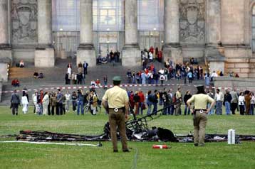 Συντριβή μονοκινητήριου αεροσκάφους μπροστά από τη γερμανική Κάτω Βουλή