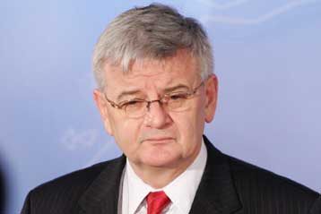 Επανεξέταση των μέτρων ασφαλείας στη Γερμανία ζητά ο Γιόσκα Φίσερ