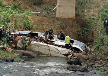 Πενήντα έξι νεκροί ο απολογισμός πτώσης λεωφορείου σε ποταμό στη Νιγηρία