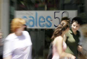 Καλές προσφορές αλλά χωρίς εντυπωσιακό τζίρο, στην πρώτη εβδομάδα των εκπτώσεων