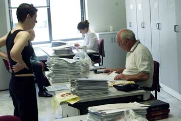 Προς άγραν αδήλωτων στοιχείων η Εφορία για ακίνητα, ΙΧ και σκάφη