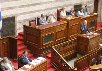 Διαξιφισμοί στη Βουλή για τις ρυθμίσεις στις εργασιακές σχέσεις