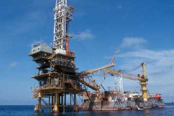 Φόβοι για θύματα έπειτα από πυρκαγιά σε πλατφόρμα πετρελαίου στην Ινδία