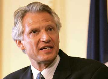 Δεν θα πυροβολούν οι αστυνομικοί βάσει αντιτρομοκρατικού νόμου, ξεκαθαρίζει η Γαλλία