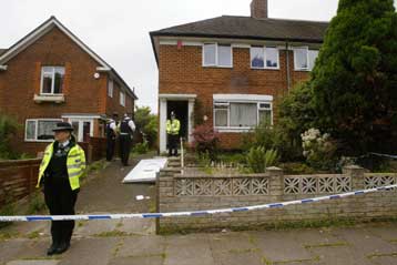 Αλλα δώδεκα άτομα, μεταξύ αυτών τρεις γυναίκες, ανακρίνονται από τη Σκότλαντ Γιαρντ