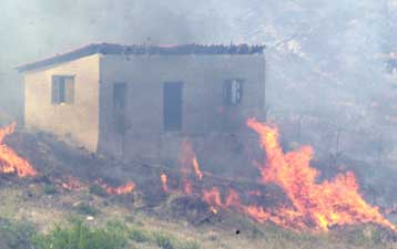 Μεγάλη καταστροφή από πολλαπλά μέτωπα πυρκαγιάς σε περιοχές της Ανατολικής Αττικής