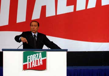 Κατά του «ευρώ του Πρόντι» ξεσπαθώνει και πάλι ο Σίλβιο Μπερλουσκόνι