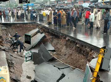 Μάχη με τις επιδημίες δίνουν τώρα οι Αρχές της Ινδίας μετά τις πρωτοφανείς πλημμύρες