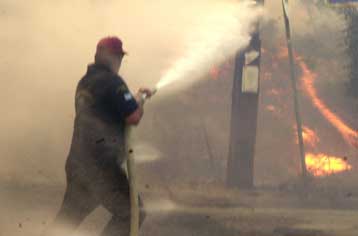 Εκκένωση κάμπινγκ στην Πρέβεζα λόγω ανεξέλεγκτης πυρκαγιάς