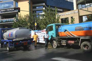 Σε απεργία διαρκείας από τη Δευτέρα οι ιδιοκτήτες φορτηγών και βυτιοφόρων καυσίμων