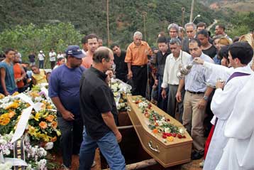 Κηδεύτηκε στη γενέτειρά του ο άτυχος Βραζιλιάνος, που έπεσε νεκρός στο Λονδίνο