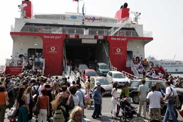 Μαζική έξοδος από τα αστικά κέντρα λόγω των διακοπών του Αυγούστου