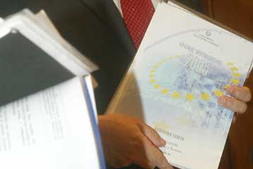 Έκρηξη δαπανών και θεαματική υστέρηση εσόδων το πρώτο εξάμηνο του 2005