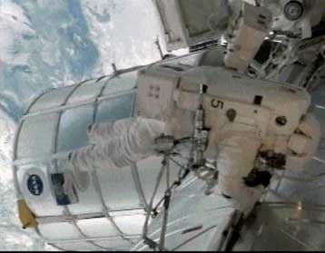 Περίπατο στο Διάστημα έκαναν δύο από τους αστροναύτες του Discovery