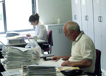 Εξίσωση των ορίων συνταξιοδότησης ανδρών – γυναικών στο Δημόσιο ζητά η ΕΕ