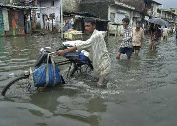 Επέστρεψαν οι καταρρακτώδεις βροχοπτώσεις στην κατεστραμμένη Βομβάη