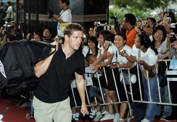 Στην έξοδο από το «Μπερναμπέου» βρίσκεται ο Μάικλ Όουεν με τη σύμφωνη γνώμη της Ρεάλ