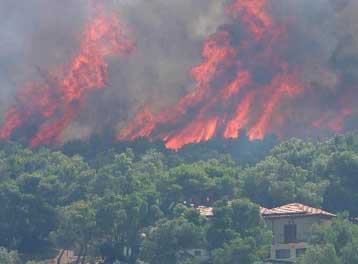Ευθύνες για την πυρκαγιά στη Ραφήνα καταλογίζει στην κυβέρνηση το ΠΑΣΟΚ
