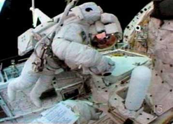 Δεύτερος περίπατος στο Διάστημα για τους αστροναύτες του Discovery