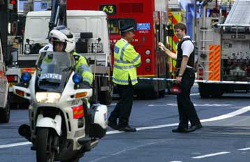 Σε συνεχή κατάσταση συναγερμού η βρετανική αστυνομία