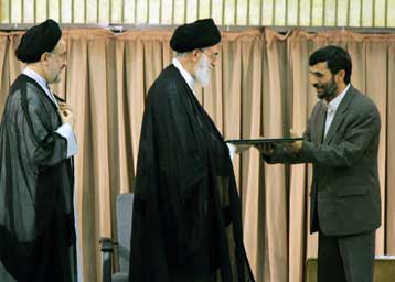 Αλλαγή σκυτάλης στο Ιράν με τον συντηρητικό Αχμαντινετζάντ να αναλαμβάνει την προεδρία