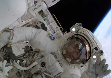 Σε εξέλιξη η προσπάθεια των αστροναυτών να διορθώσουν τη ζημιά στο Discovery