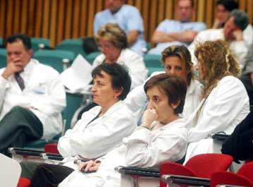 Αυστηρές ποινές για τους γιατρούς που παίρνουν «φακελάκι»