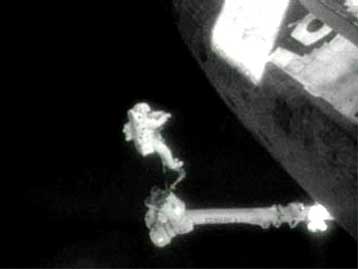 Επιτυχημένη η επιχείρηση επισκευής του Discovery