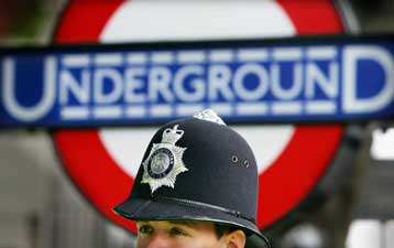 Έντονη η αστυνομική παρουσία σε μετρό, λεωφορεία και δρόμους του Λονδίνου